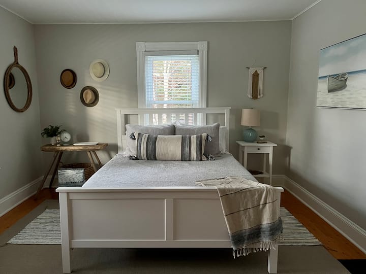 غرفة نوم في الطابق الرئيسي يسهل الوصول إليها مع سرير بحجم كوين. 