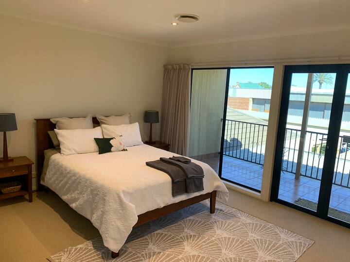 主卧配有标准双人床和步入式浴袍