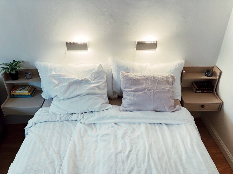 The bed (140x200cm).