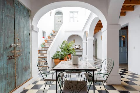 Stunning huge light traditional patio town house