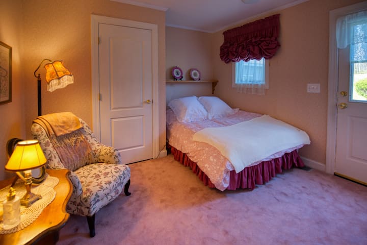 غرفة نوم في الطابق الرئيسي