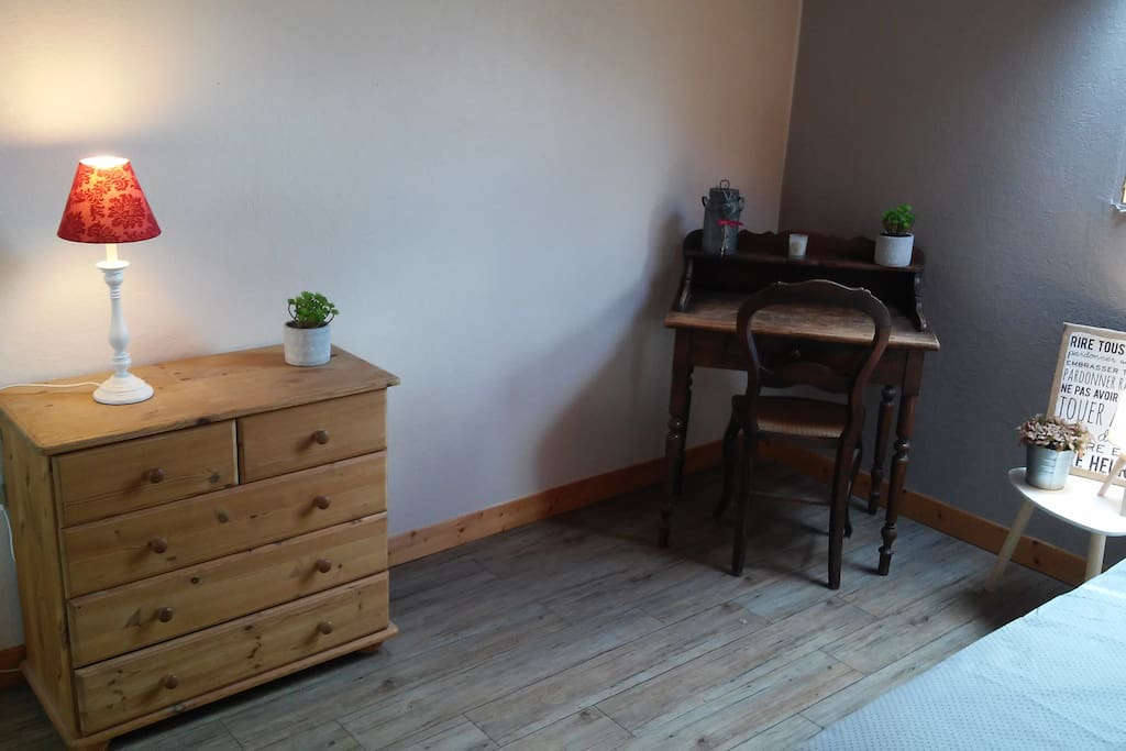 Petit bureau et commode dans la chambre