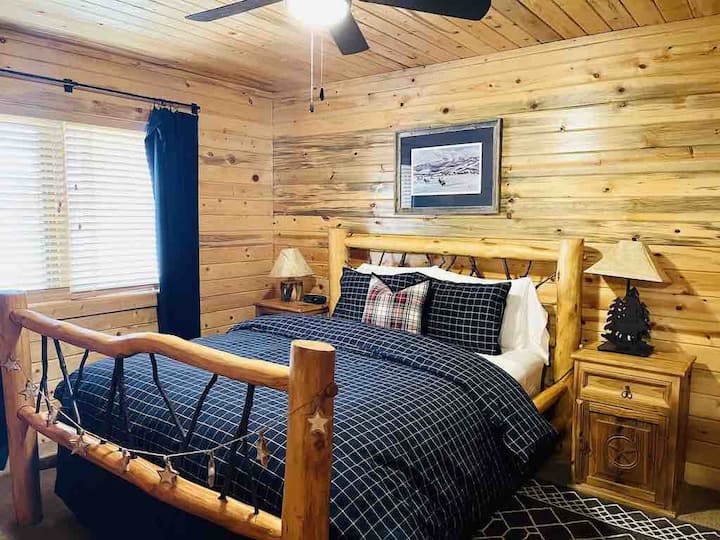 Соба со мечка на
првиот кат /подрумска спална соба со брачен кревет (широк 150-179 см) и тавански вентилатор. Се соочува со езерото Сан Вели.