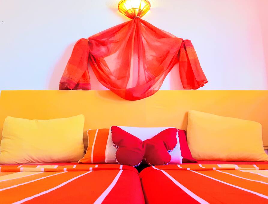 | Schlafzimmer - *Sunset* |
1 Doppelbett |
1 Kleiderschrank |
in der Wohnung 1 Gästebad und Toilette | ... |
Bedroom - * Sunset * |
1 double bed |
1 wardrobe |
In the apartment 1 guest bathroom and toilet |