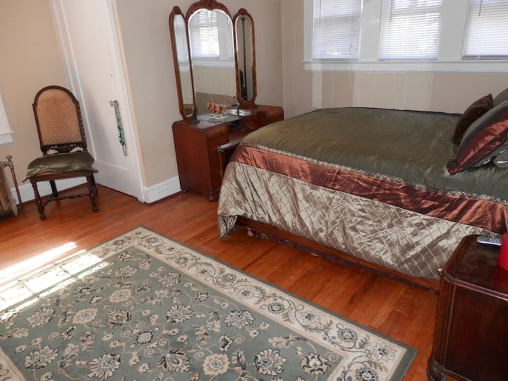 Просторна родителска спалня , луксозно спално бельо за вашия комфорт