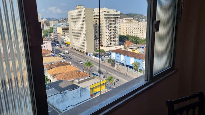 A rodoviária de Niterói pode ser vista pela janela da sala