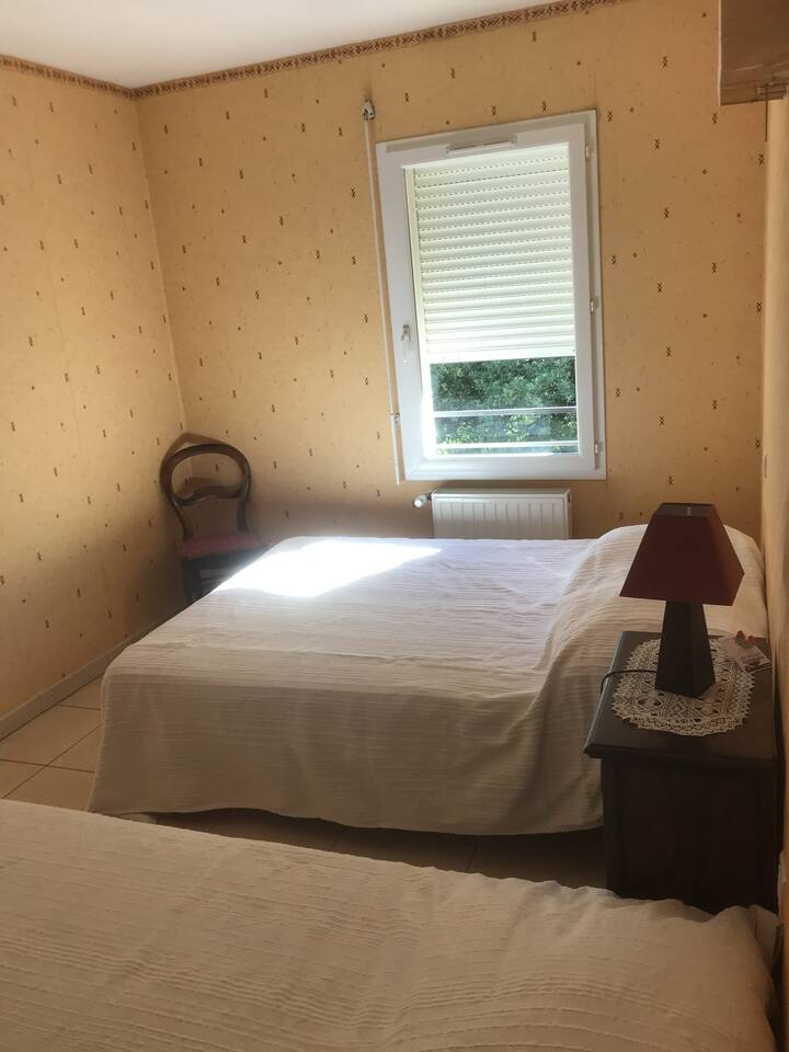 Dormitorio 1ª planta 1 cama de 140 cm y 1 cama de 90 cm de ancho