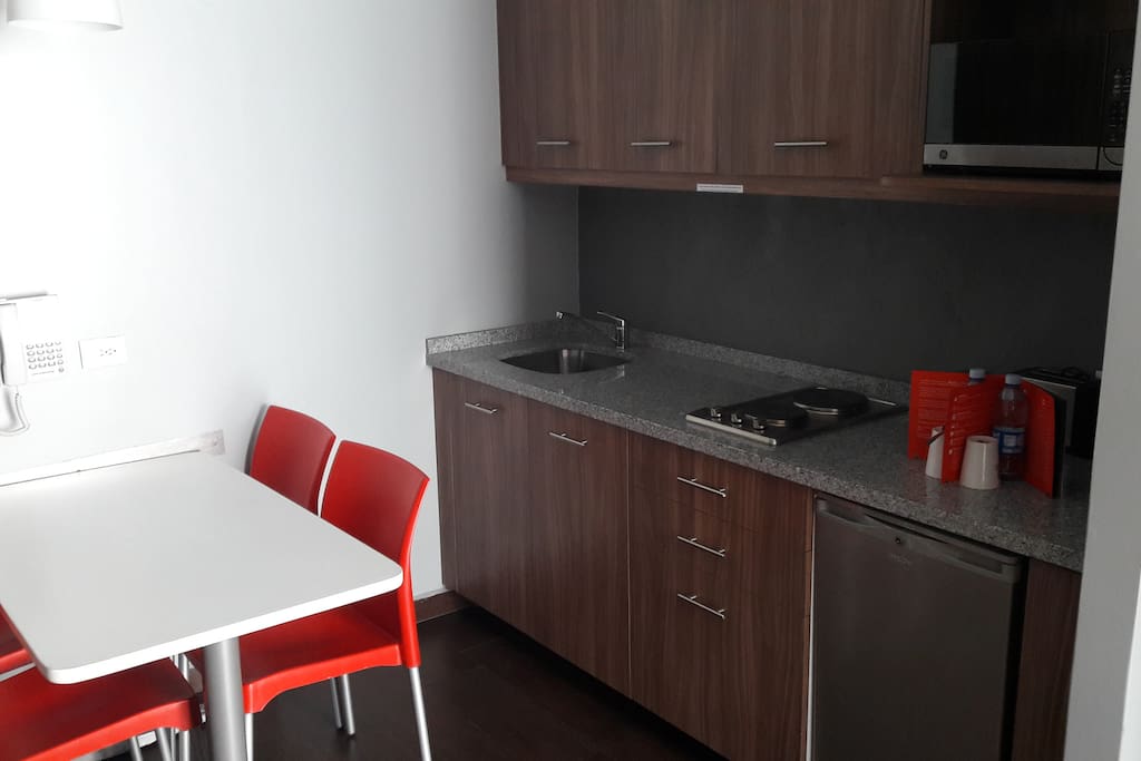 Cocina en el interior de la Suite. Favor de pedir utencilios marcando el cero