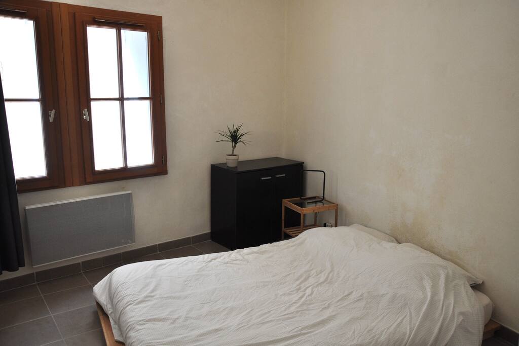 Chambre lumineuse donnant sur une impasse très calme