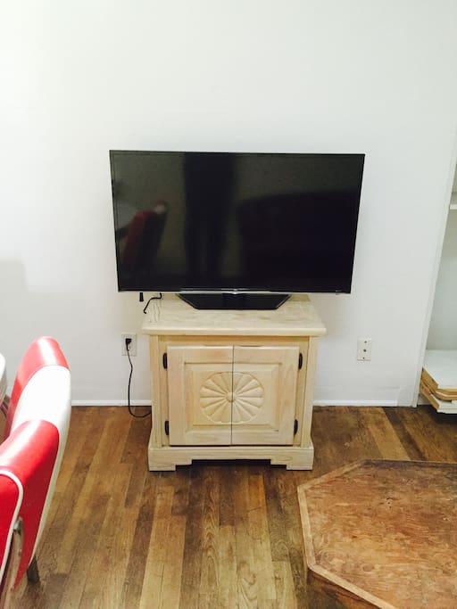 Roku TV with Comcast cable and super fast internet!