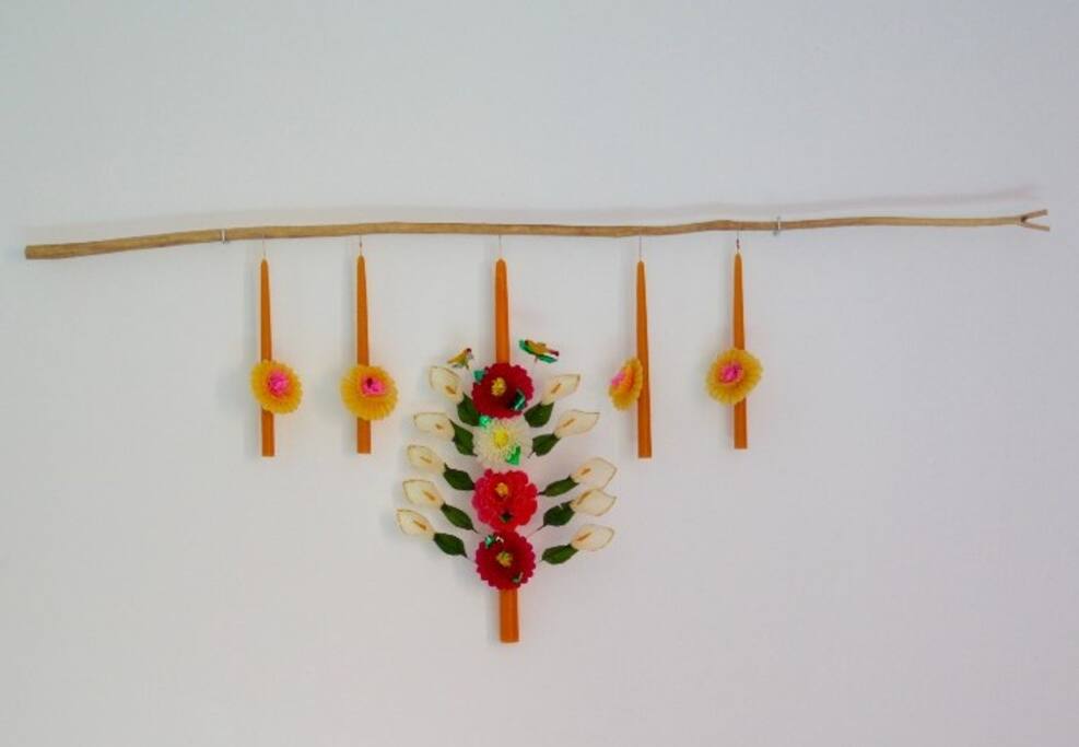 La Santísima. Flor de Mayo, cuenta con cama matrimonial, baño completo, balcón/salida independiente, escritorio/tocador, silla, banco porta equipaje, colgador de ropa, ventilador, mesas de noche.