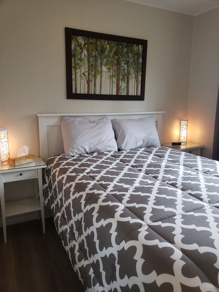 Спална соба бр. 1 со душек со двојна големина и две крајни маси. Се наоѓа на главното ниво на викендичката.