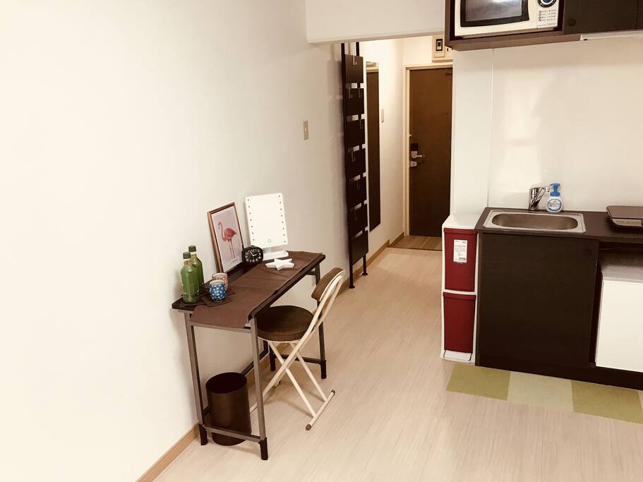 虽然房间不大,但是可以让您感觉到很温馨,家里的设备都是全新的