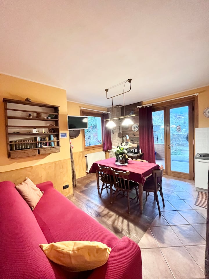 Kitanda cha sofa na meza ya chakula cha jioni 