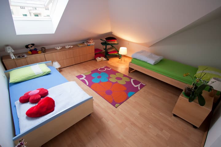  2. Dormitorio con cama doble, 16 metros cuadrados.