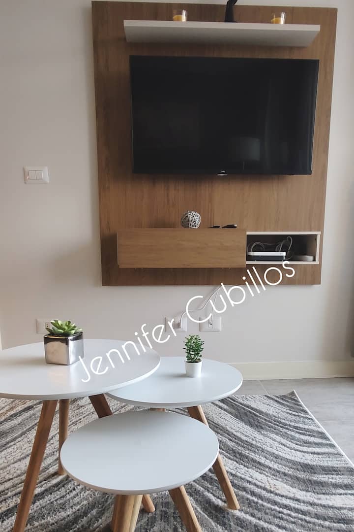 TV en living, con cable e internet con Movistar, viene con aplicaciones como Netflix, Disney, Star+, HBOmax, Prime Video, Spotify y YouTube.