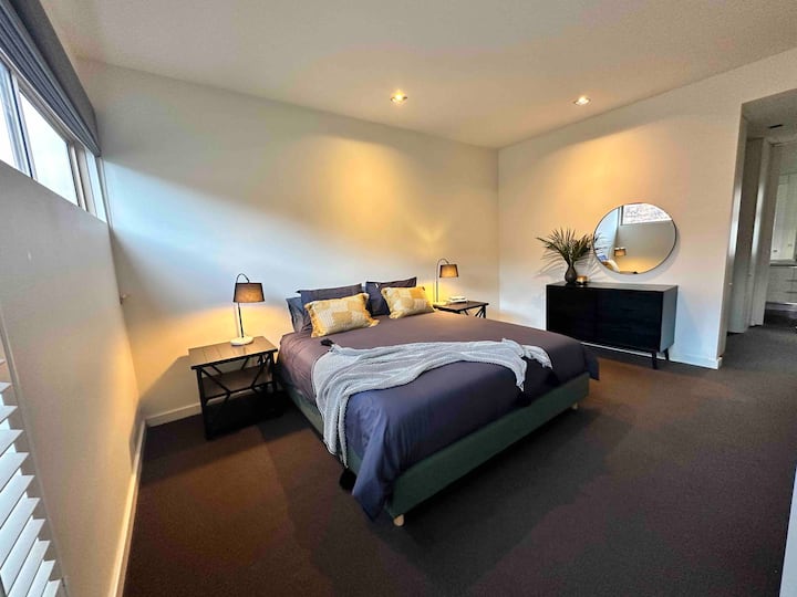 Chumba kikubwa cha kulala chenye vazi na chenye nafasi kubwa. 