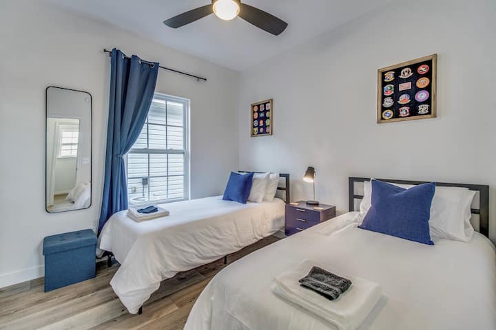 ห้องนอนแต่ละห้องมีม่านทึบแสงพัดลมเพดานไม้แขวนเสื้อตู้เสื้อผ้ากระจกยาวเต็มตัวและชั้นวางสัมภาระ