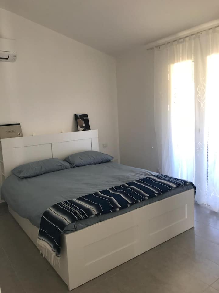 一楼有双人卧室，配有大露台和共用卫生间。非常明亮，一侧是美丽的海景，另一侧是山丘。