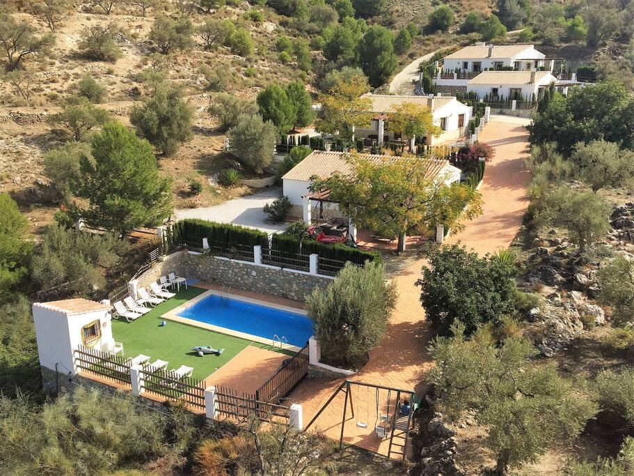 Overzicht van Casa Lobera bungalows. Casa Lobera 3 is de tweede bungalow vanaf het zwembad.