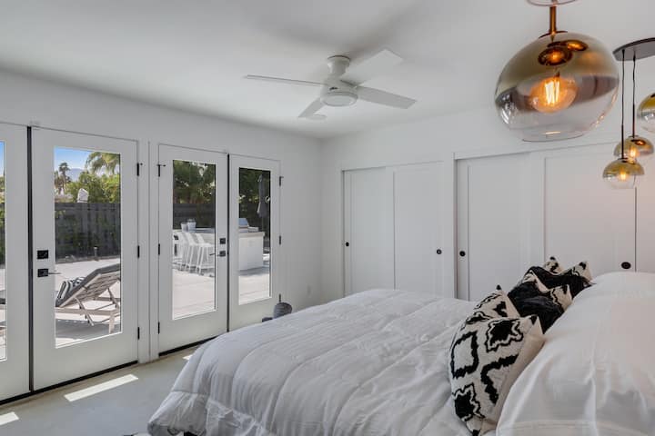 Goditi la vista dal letto matrimoniale grande nella suite principale. Doppie portefinestre sulla terrazza della piscina. Ventilatore a soffitto. TV a schermo piatto. Pacchetto TV via cavo completo.  Tende oscuranti. 