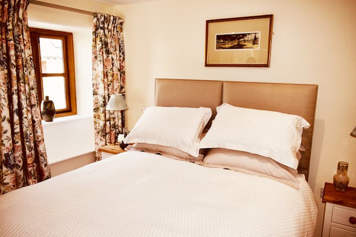 спалня с голямо двойно легло