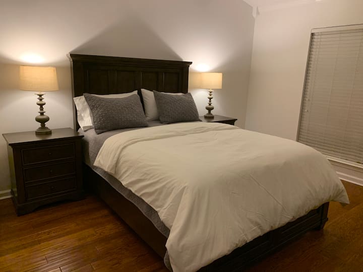 غرفة النوم الرئيسية في الطابق الرئيسي