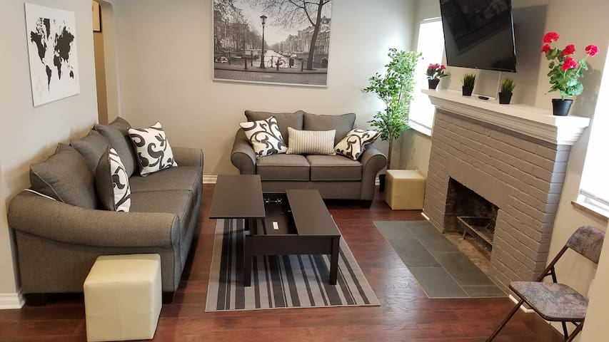 Cozy & Clean 2br ranch 20 min. to Detroit