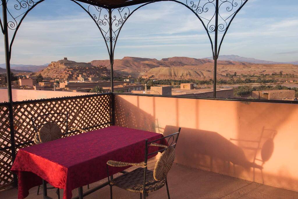 bonne terrasse avec vue sur la kasbah d'ait ben haddou