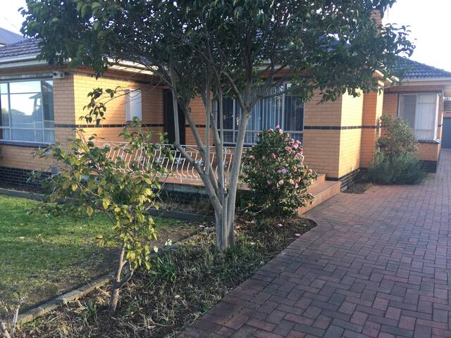 4B4B| Whole Spacious house | Free wifi | Essendon gallery image 4