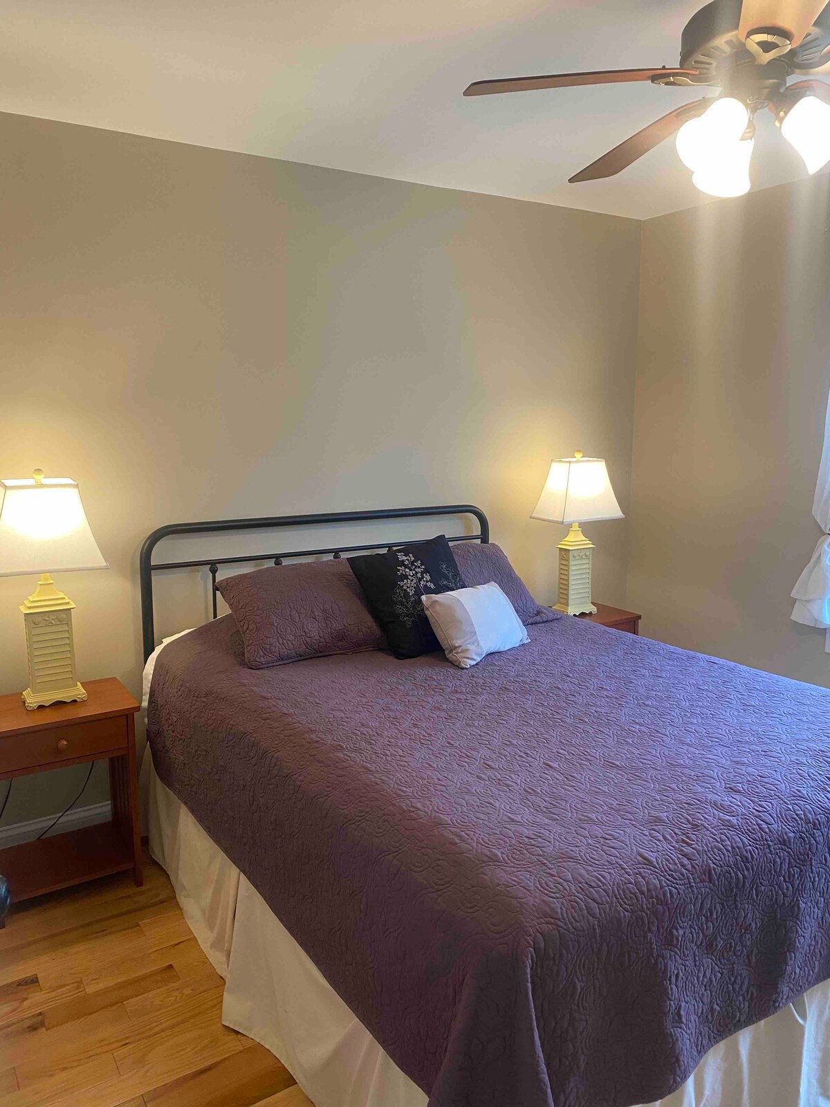 Cama tamaño queen en el primer dormitorio