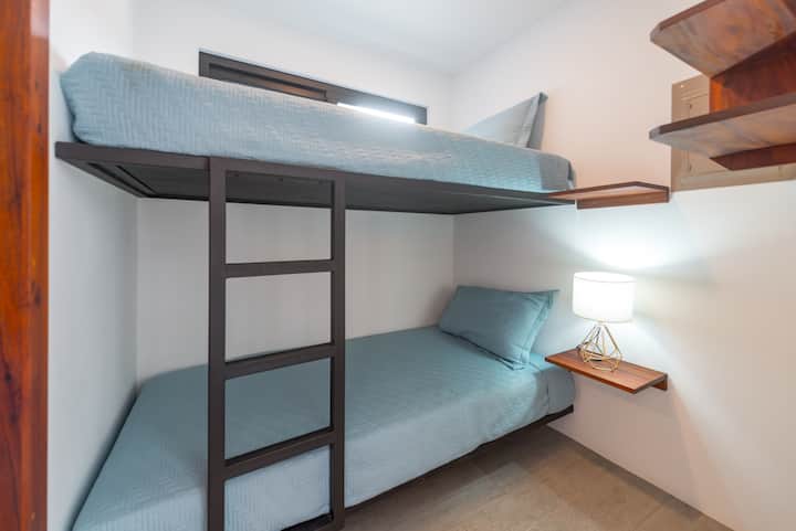 เตียงสองชั้นในห้องนอนชั้นล่างมีห้องน้ำในตัว