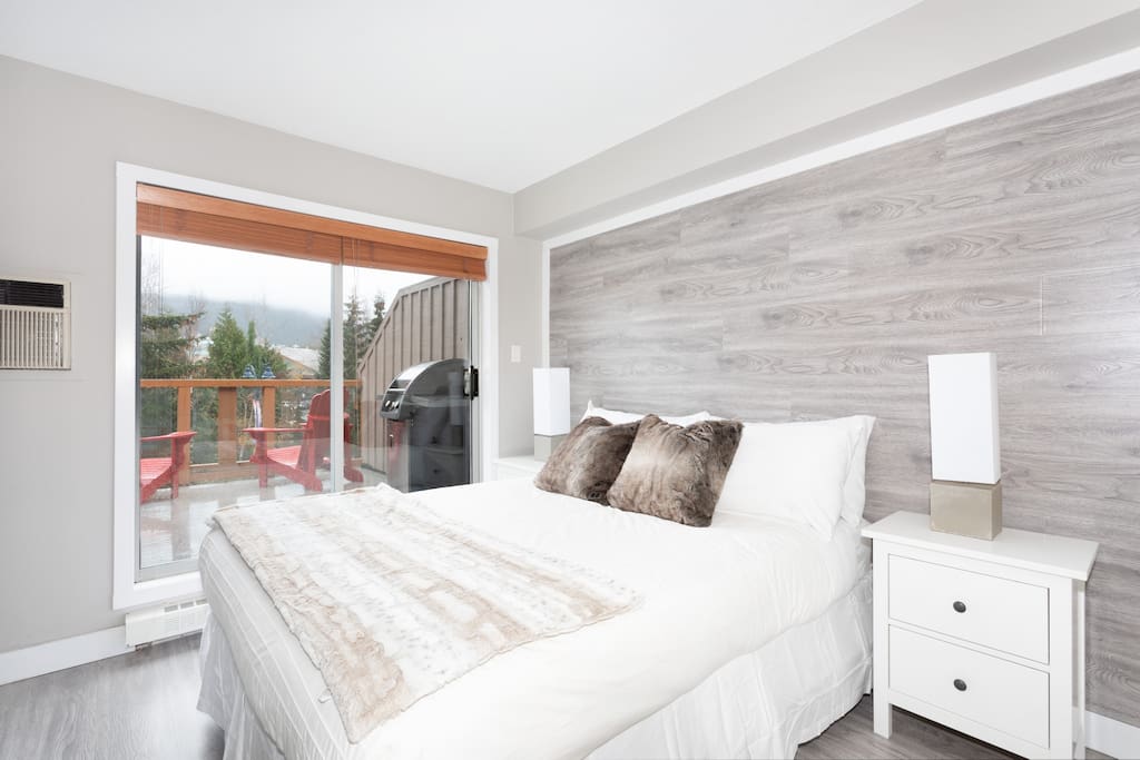 Newly renovated master bedroom with gorgeous deck and views of the stunning mountains. All the comforts of home with a wall TV, electric fireplace and Air conditioner. Spacious en suite bathroom has a tub as well as a walk-in shower.