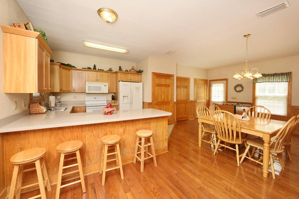 Furniture,Dining Room,Indoors,Room,Chair