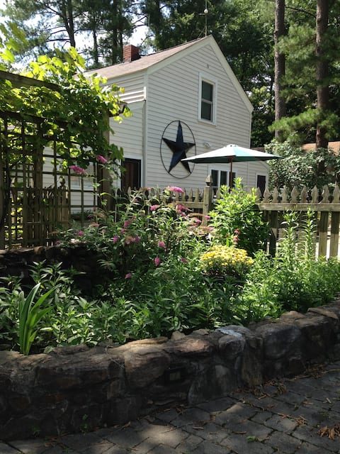 LaCasita, charming 2-story guest house near Duke