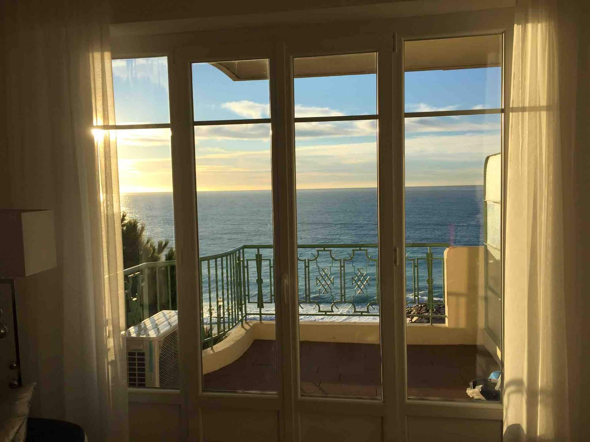 Luxurious apartment at seafront