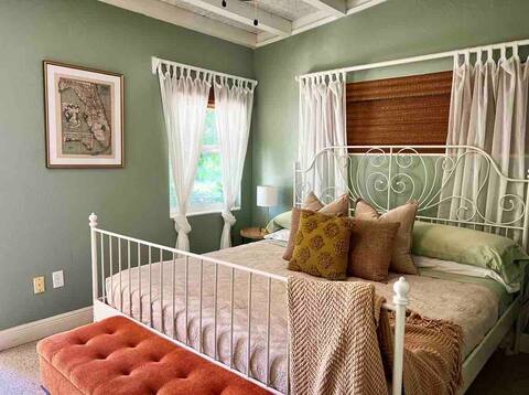 Saltwater Pool | Mango Tree | King Bed | Cozy