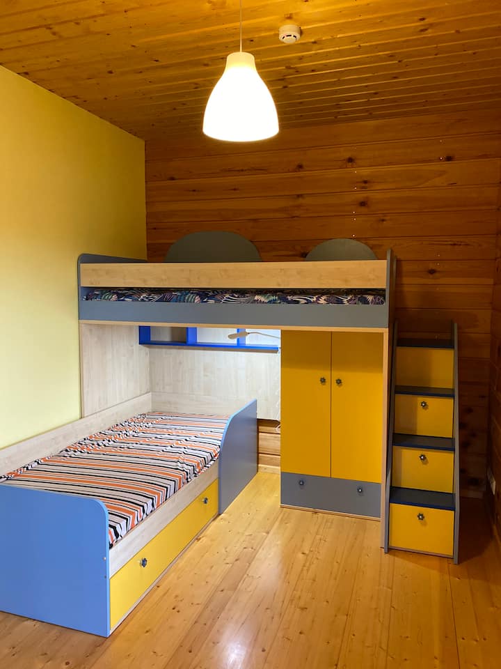 带双层床的卧室