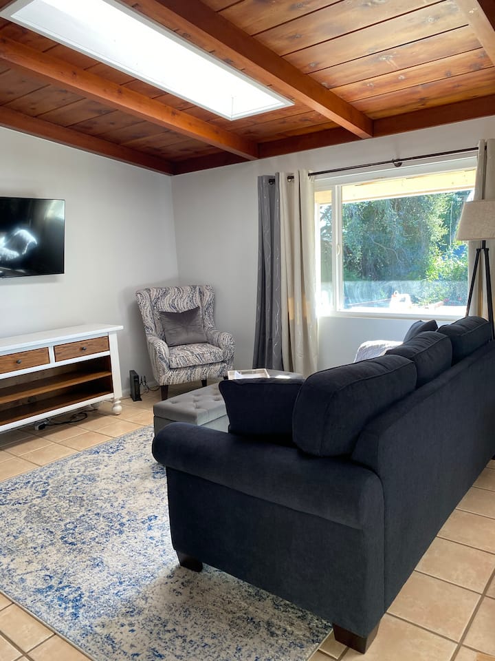 ห้องนั่งเล่นที่สะอาดและสว่างสดใสเพื่อเพลิดเพลินไปกับวันและคืนของคุณ