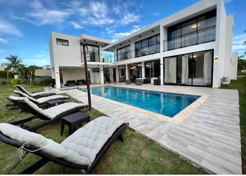 Villa 6BR | with large pool, mins to Beach & Golf
