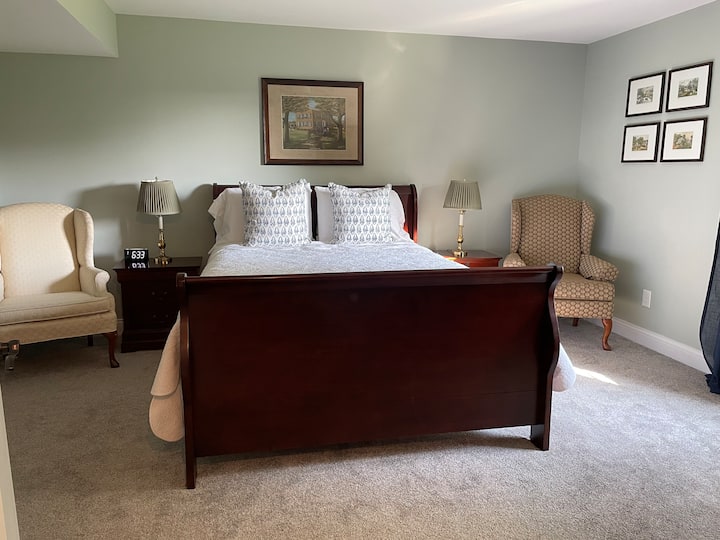 Chambre dans le Kentucky avec lit Queen Size et deux salons.