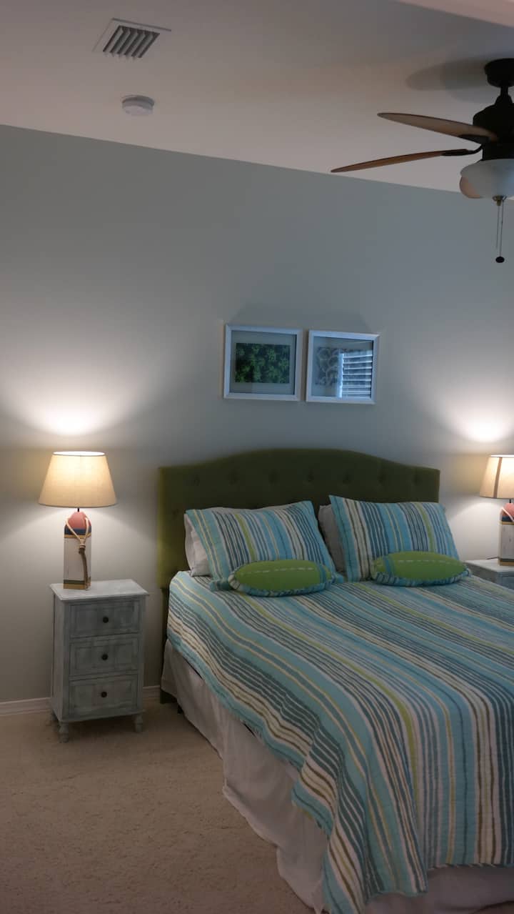 Ზემოთ საძინებელი 2- Queen Bed- w/ TV