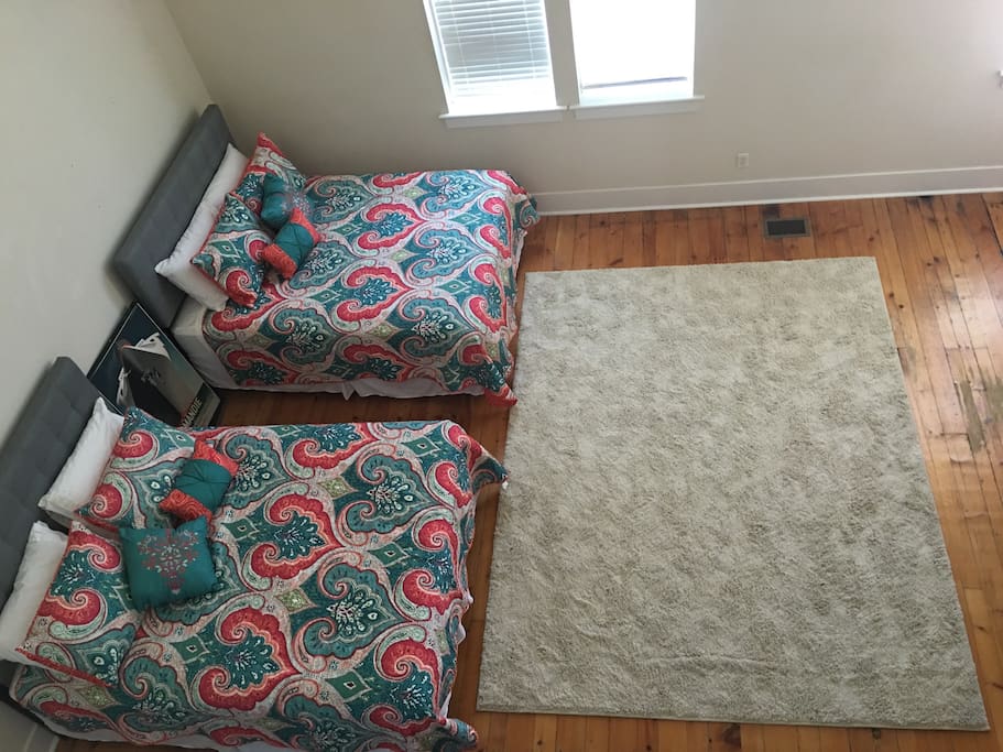 2 queen sized beds