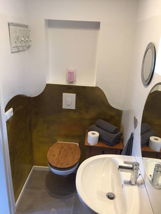 Bad mit Dusche und WC