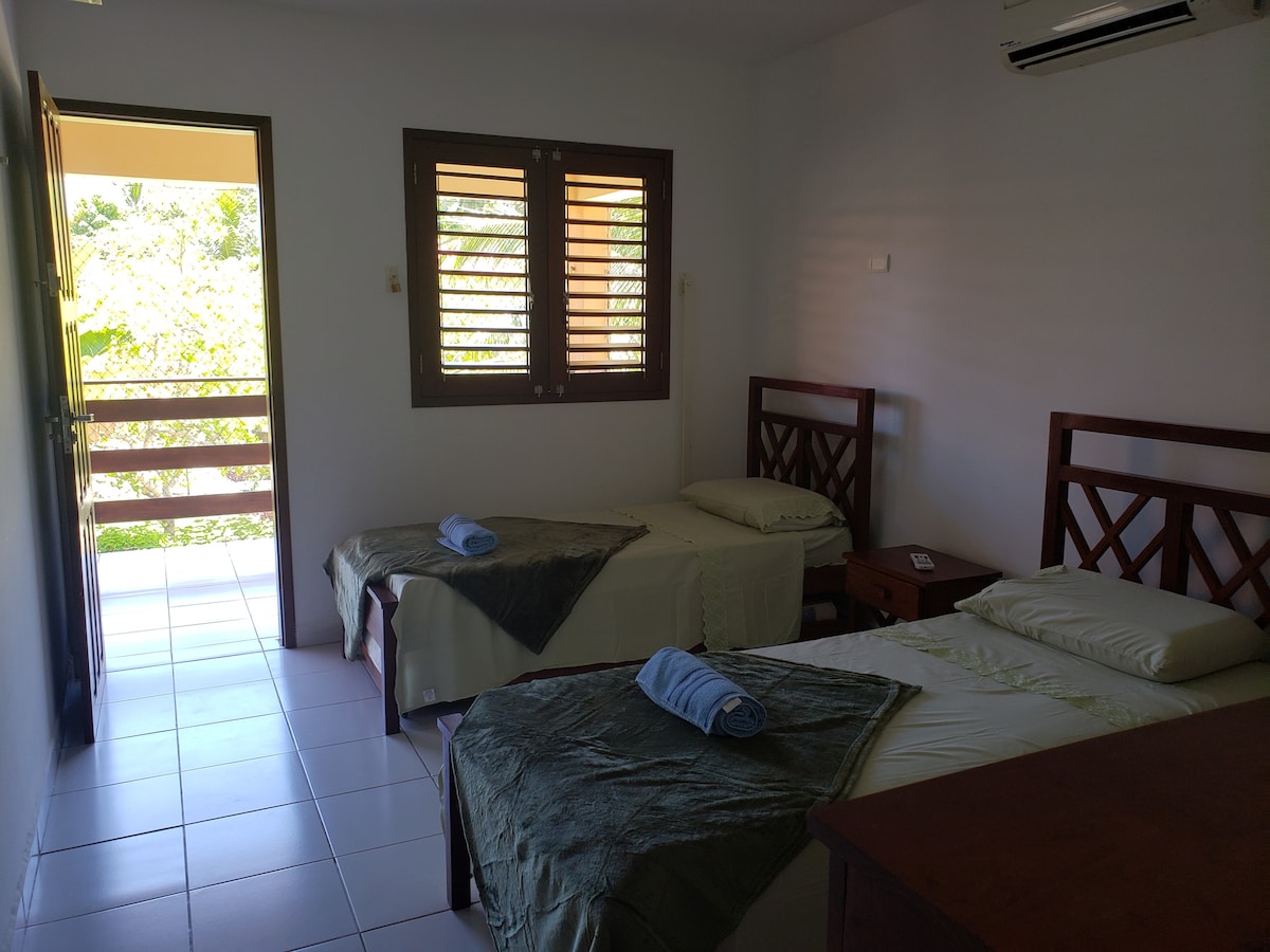 Апартамент 2 - горен етаж - 2 единични легла и 2 двойни легла