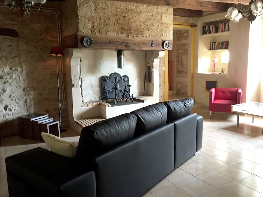 Le salon, avec un coin télé et un coin lecture.