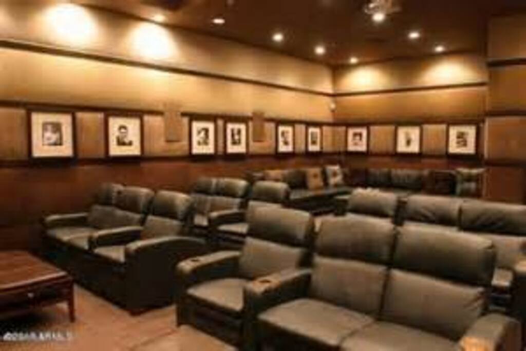 Access to two theater rooms to gather with friends. There is free popcorn included.