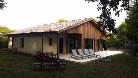 Quiet house, direct lake and forest access