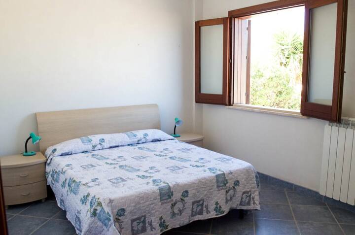 ห้องนอนเตียงคู่ชั้นล่าง