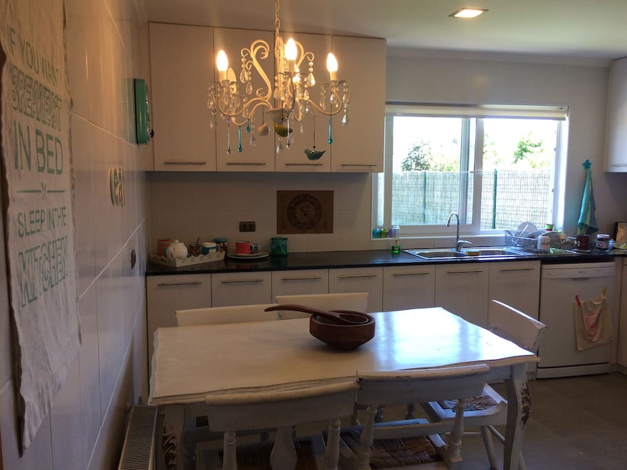 cocina equipada y comedor de diario